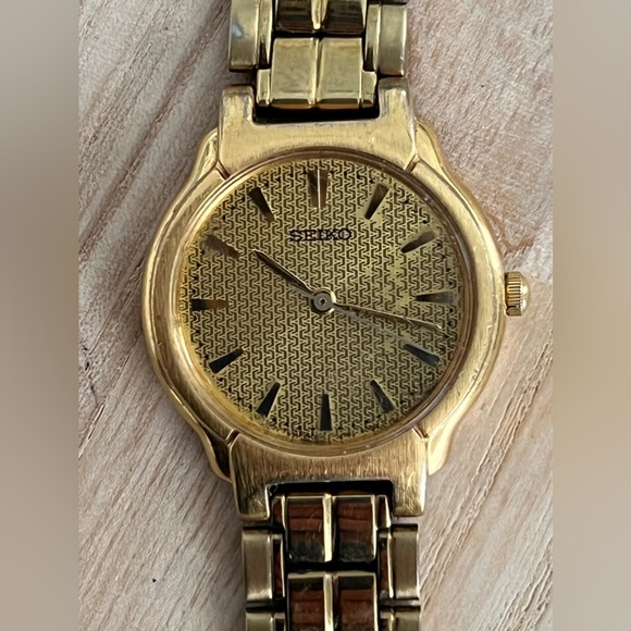 Seiko Ladies Watch Vintage Round Zigzag Striped Dial Gold Tone Bracelet main image 16